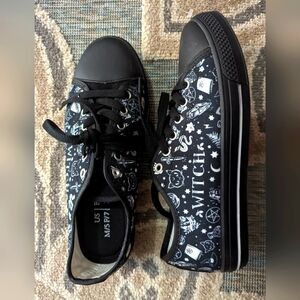 Witch style shoes